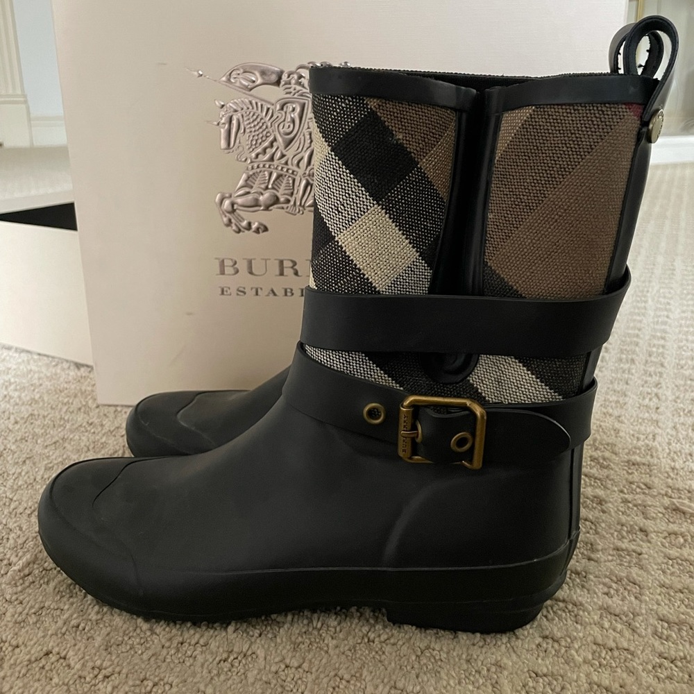 Burberry rain boots in original box